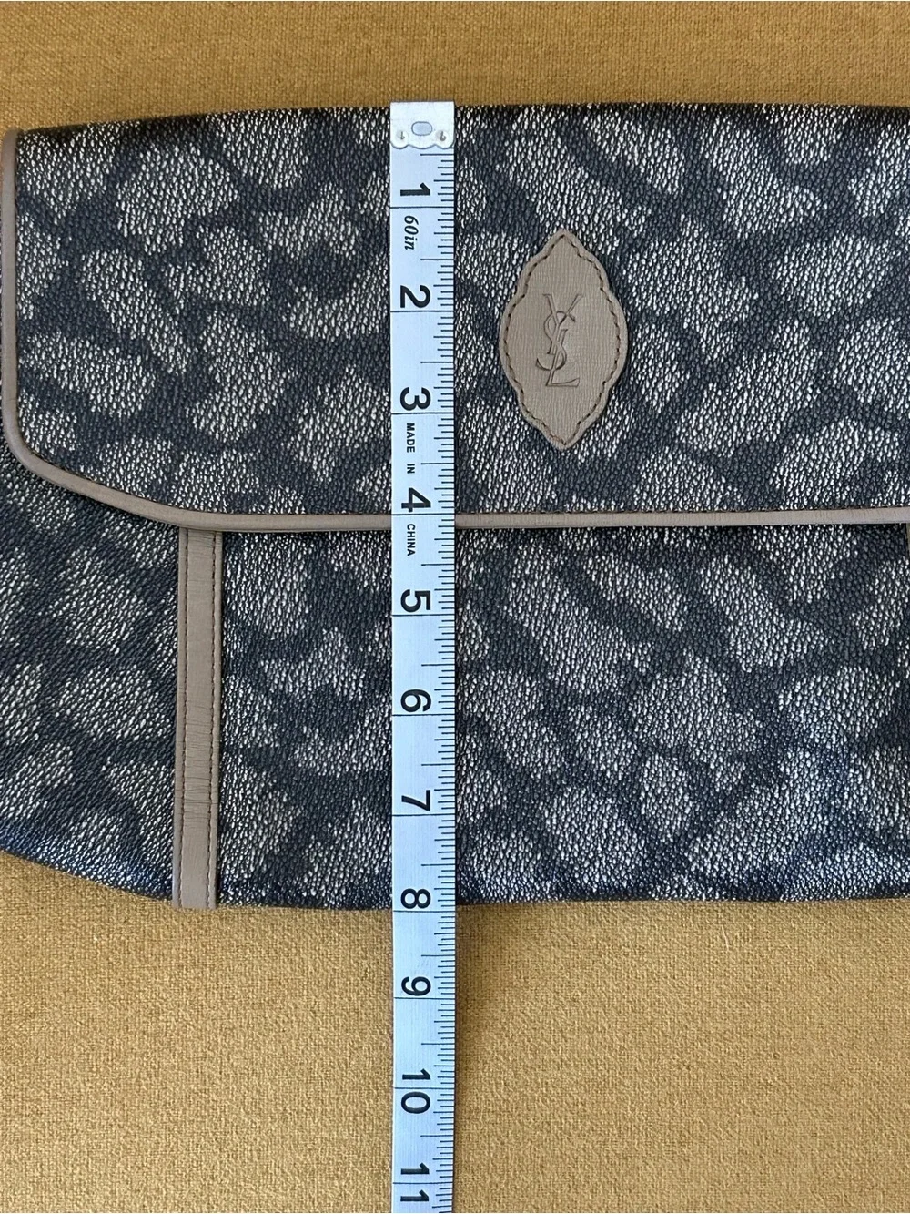 Yves Saint Laurent Giraffe Print Women’s Foldover Clutch Bag - Picture 14 of 14
